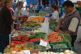 Расходы украинцев на питание и коммуналку достигли почти 60% доходов, – Госстат