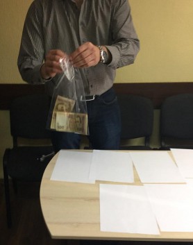 Подполковник полиции задержан на Ривненщине при получении 3 тыс. грн взятки