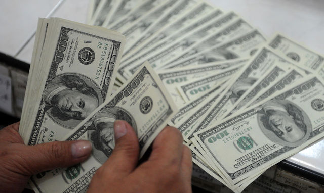 Украинцы массово избавляются от долларов