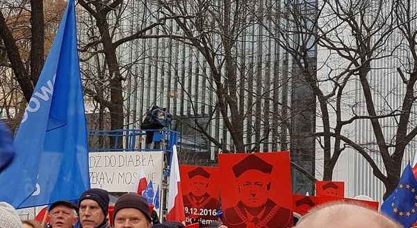 Политический кризис в Польше: оппозиция собрала многотысячный митинг