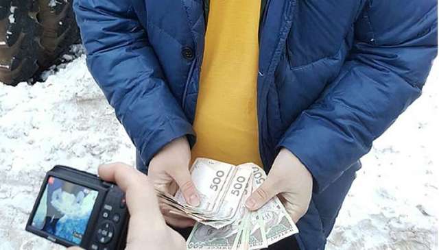 На Харьковщине правоохранители задержали чиновников на взятке суммой 30 тысяч гривен