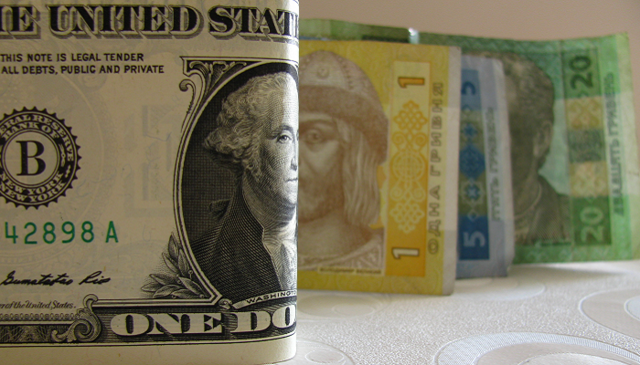 НБУ опустил официальные курсы долара и евро к гривне