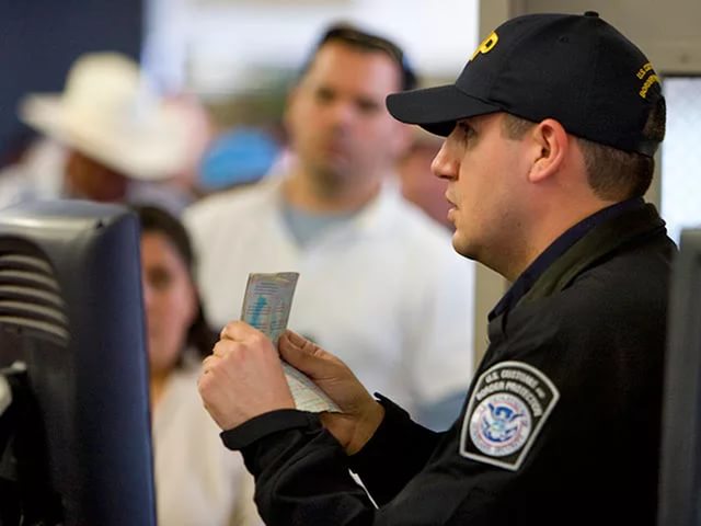 Пограничники в аэропортах США требуют пароли от мобильных и соцсетей