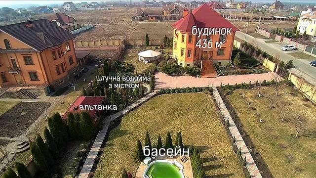 Журналіст: так виглядає маєток начальниці управління кадрів "Укравтодору" - Оксани Яценко. Вона має офіційну зарплату в 7 тисяч гривень