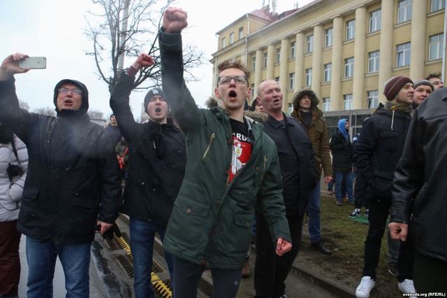 Появились фото противостояния силовиков и митингующих в центре Минска