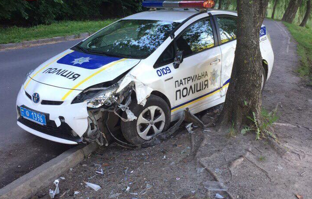 В Голосеевском парке обнаружили разбитую полицейскую Toyota Prius