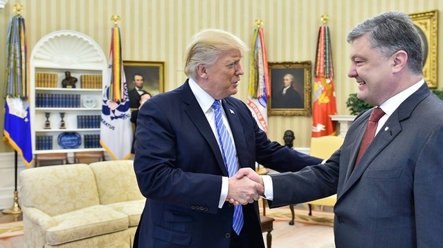Порошенко рассказал, что почувствовал при рукопожатии с Трампом