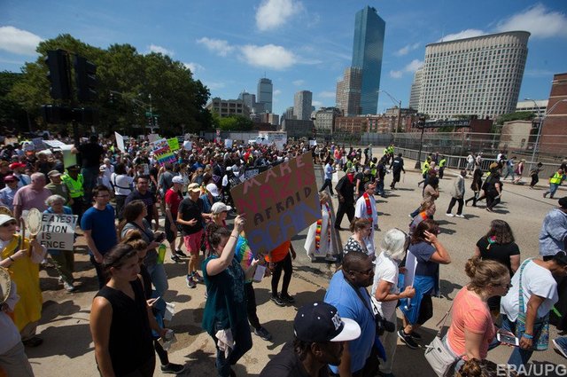 В Бостоне участников акции за свободу слова вывели из кольца антифашистов 19.08.2017 23:36
