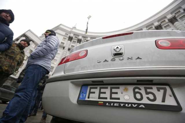 Стало відомо, хто перешкоджає українцям пересісти на європейські автомобілі