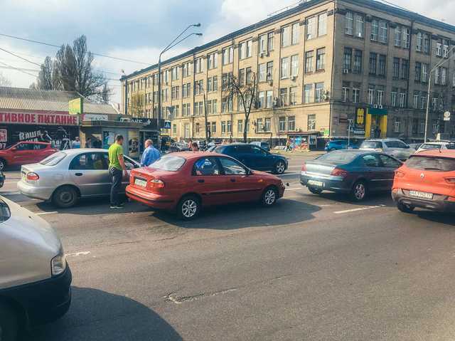 В Киеве на улице Довженко произошло тройное ДТП с участием Nissan Leaf «Окси-Такси»