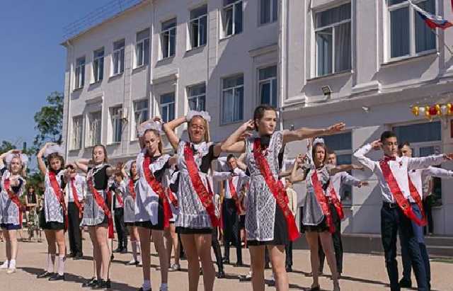 Сплошная советчина: появились фото со школьного выпускного в Крыму