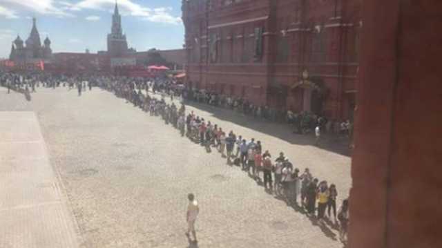 Живой аттракцион: Огромная очередь к Ленину в Москве рассмешила украинцев