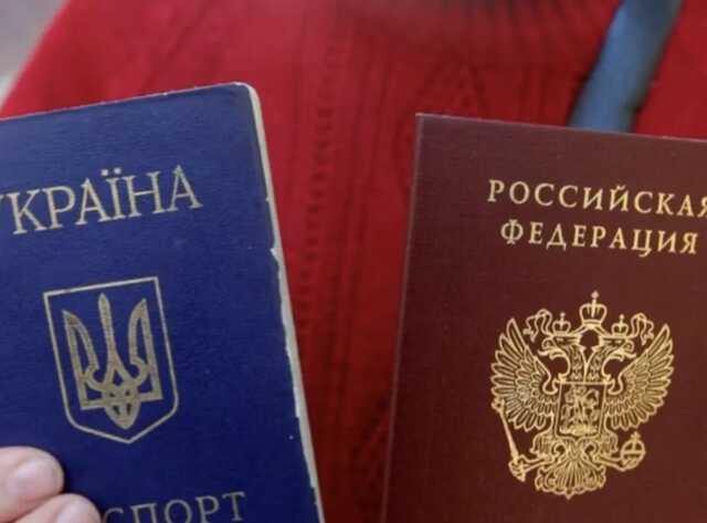 Росіяни роблять позначки в паспортах РФ, які видають на окупованих територіях: вказують на "нижчий ранг"