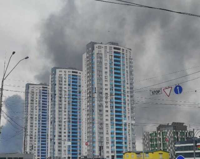 У Києві на Подолі спалахнула потужна пожежа, валить чорний дим