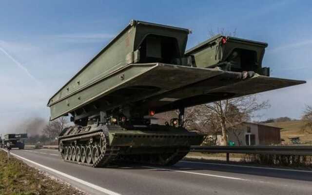 Німеччина передала Україні мостоукладальники Biber та вантажівки Zetros