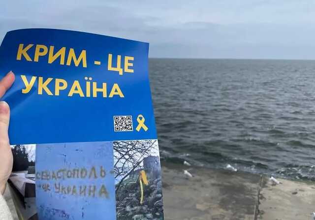 "Крим – це Україна": на окупованому півострові нагадали загарбникам, що ті на чужій землі, і поклали квіти Кобзарю