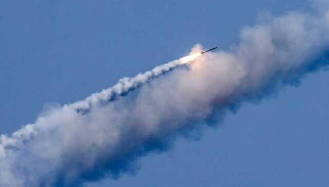 Росіяни вдарили ракетами по Запоріжжю, в одному з районів міста пожежа
