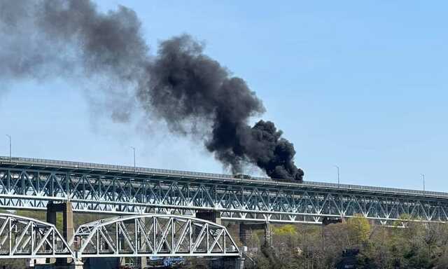 У штаті Коннектикут на мосту головної траси країни перекинувся і спалахнув бензовоз