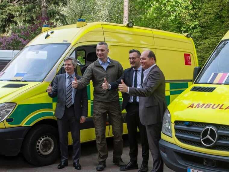 Київ отримав від столиці Бельгії два сучасних автомобілі швидкої допомоги