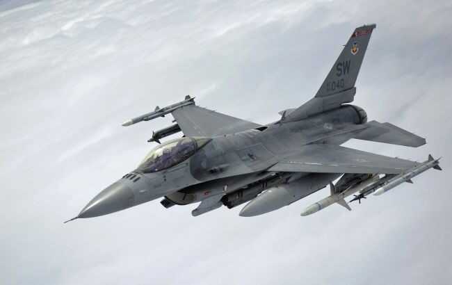 У Байдена вирішили відкласти передачу Україні F-16 до завершення війни — Politico
