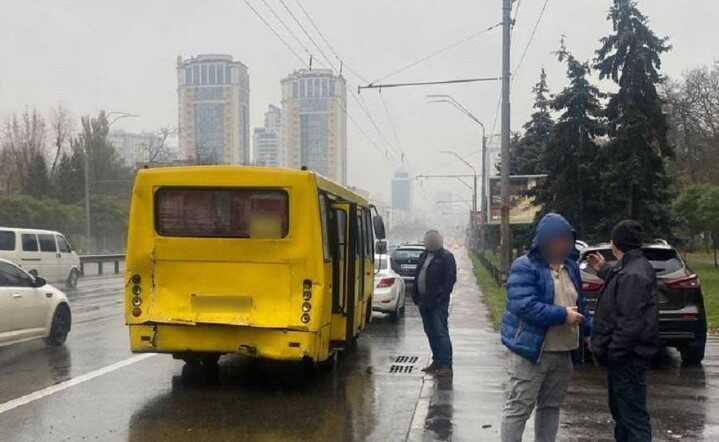 ДТП у Києві: на проспекті Берестейському зіткнулись дві маршрутки, постраждало 7 осіб