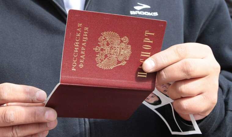Окупанти з 1 січня вважатимуть мешканців окупованих територій, які не отримали російських паспортів, 