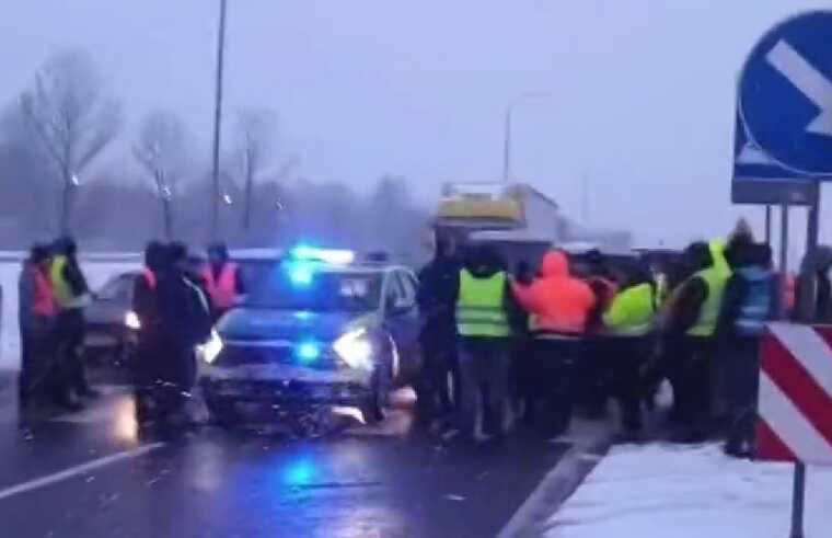 Українці перекрили дороги у польських містах на знак протесту проти блокування кордону