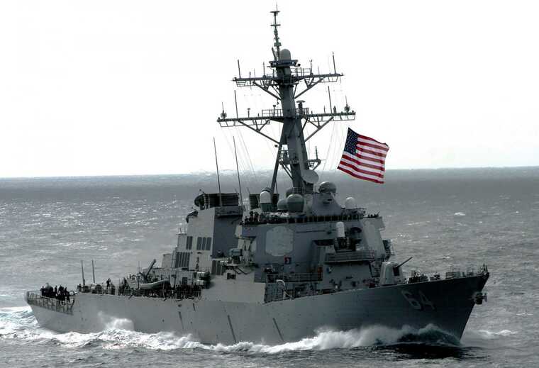 У Червоному морі американський есмінець і кілька торгових суден потрапили під обстріл