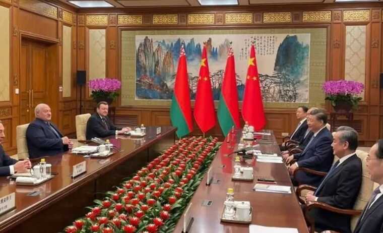 Лукашенко на зустрічі в Пекіні назвав Сі Цзіньпіна другом, а той заговорив про 