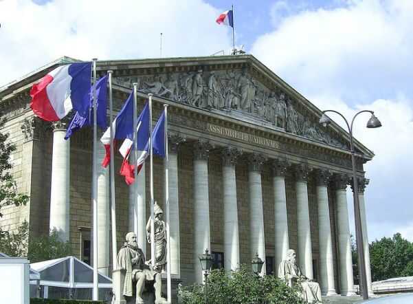 Уряд Франції починає шукати компроміс з правими щодо закону про імміграцію