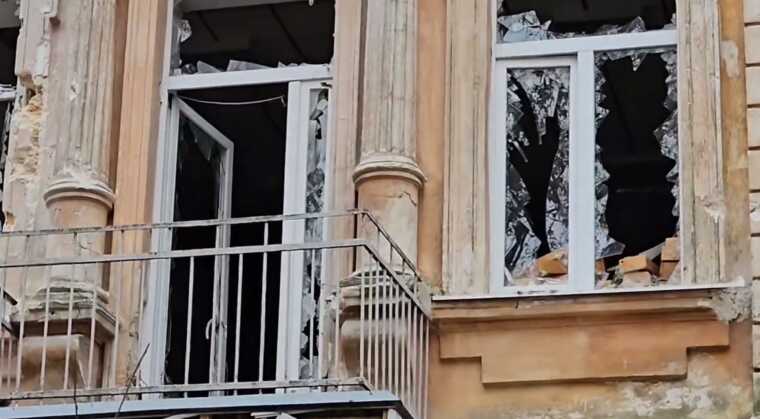 Окупанти з артилерії обстріляли житлові квартали Херсону: в ОВА показали наслідки