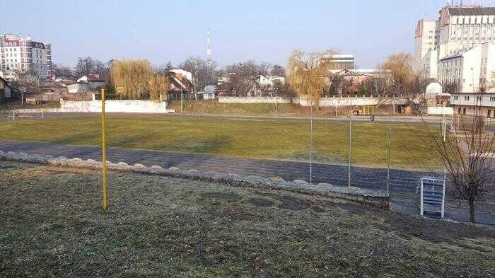 В Івано-Франківську стадіон перетворився на ставок: комунальники тиждень не реагували на витік води