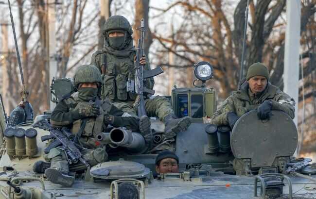 Армія РФ зводить оборонні споруди та фортифікації навколо окупованого Маріуполя