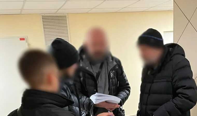 У Києві викрили експосадовця Адміністрації президента, який організував схему переправлення чоловіків через кордон