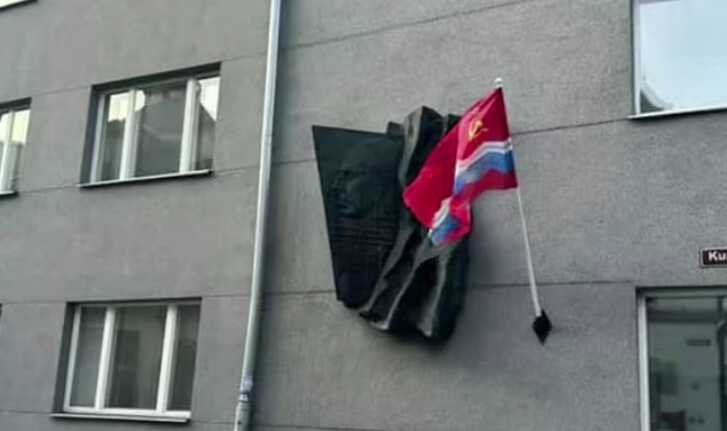 Естонськи суд скасував штраф депутату, який вивісив радянський прапор у Талліні