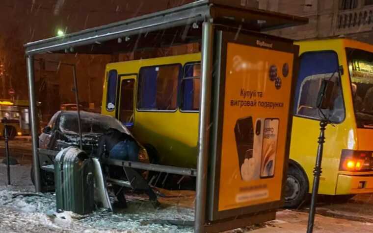 ДТП у Львові: автомобіль у центрі міста врізався в автобусну зупинку