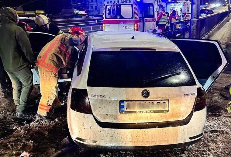 У Києві легковик протаранив відбійник: щоб дістати з машини водія викликали рятувальників