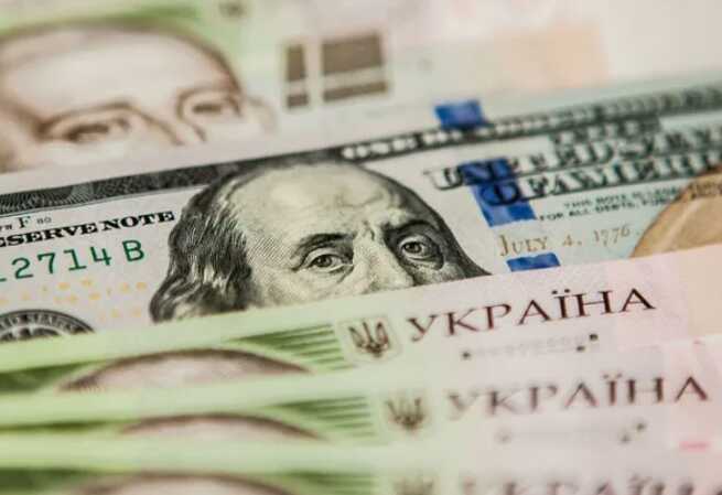 Українець обміняв долари, а банк заблокував його рахунок