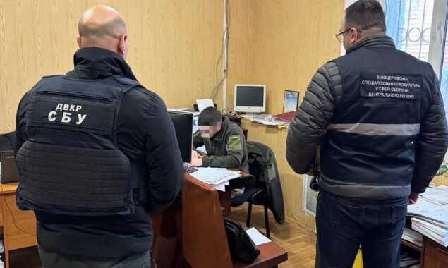 На Київщині головного бухгалтера військової частини підозрюють у безпідставному нарахуванні 20 мільйонів гривень солдату