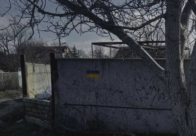 В окупованих Олешках біля будинку, де поселилися загарбники, з’явилися графіті з синьо-жовтим прапором