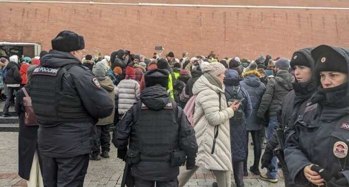 Акція дружин мобілізованих біля стін Кремля закінчилася автозаком