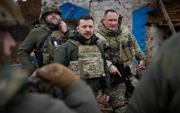 Зеленський після наради на Запоріжжі вручив нагороди захисникам України