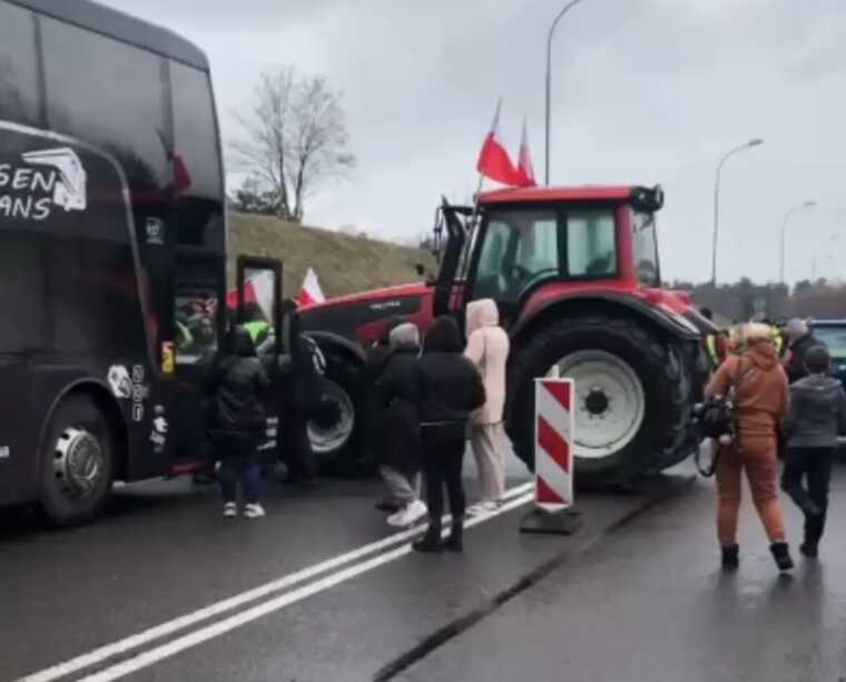 Польські фермери зупинили на кордоні автобус і затримали пасажира