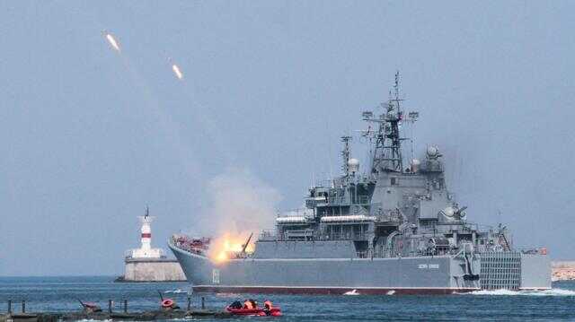 У Мережі публікують відео атаки морських дронів на російський корабель «Цезар Куніков» 14 лютого