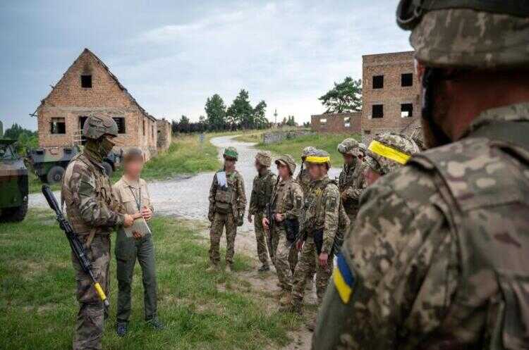 Франція планує розширити програму навчання українських військових
