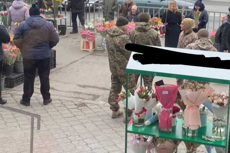 8 березня у Дніпрі ТЦК виглядали чоловіків у чергах за квітами