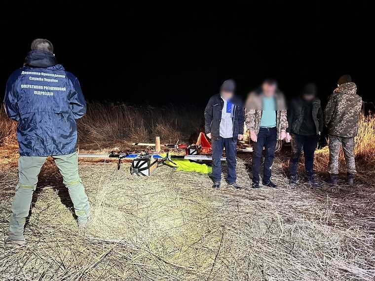 На Закарпатті викрили контрабандистів, які дронами переправляли сигарети в Румунію