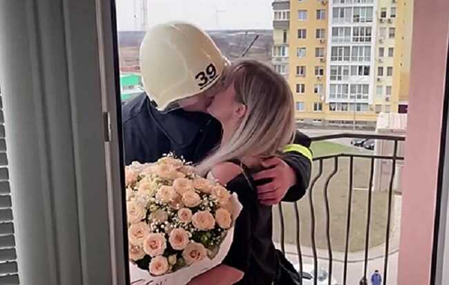На Одещині рятувальник оригінально зробив пропозицію коханій: піднявся на п’ятий поверх по спецдрабині