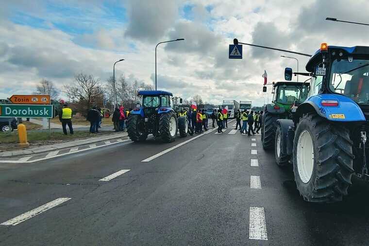 Польські фермери на КПП «Ягодин – Дорогуськ» перестали пропускати пасажирські автобуси