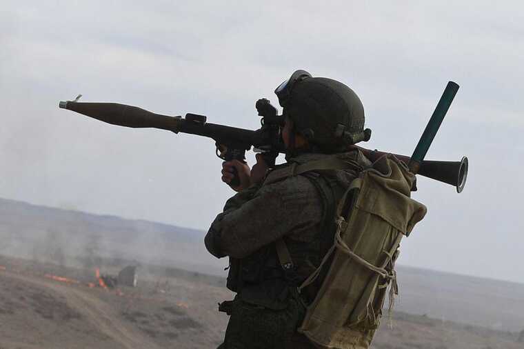 Військові ЗСУ опублікували відео «влучного» пострілу окупанта з гранатомета у свого товариша